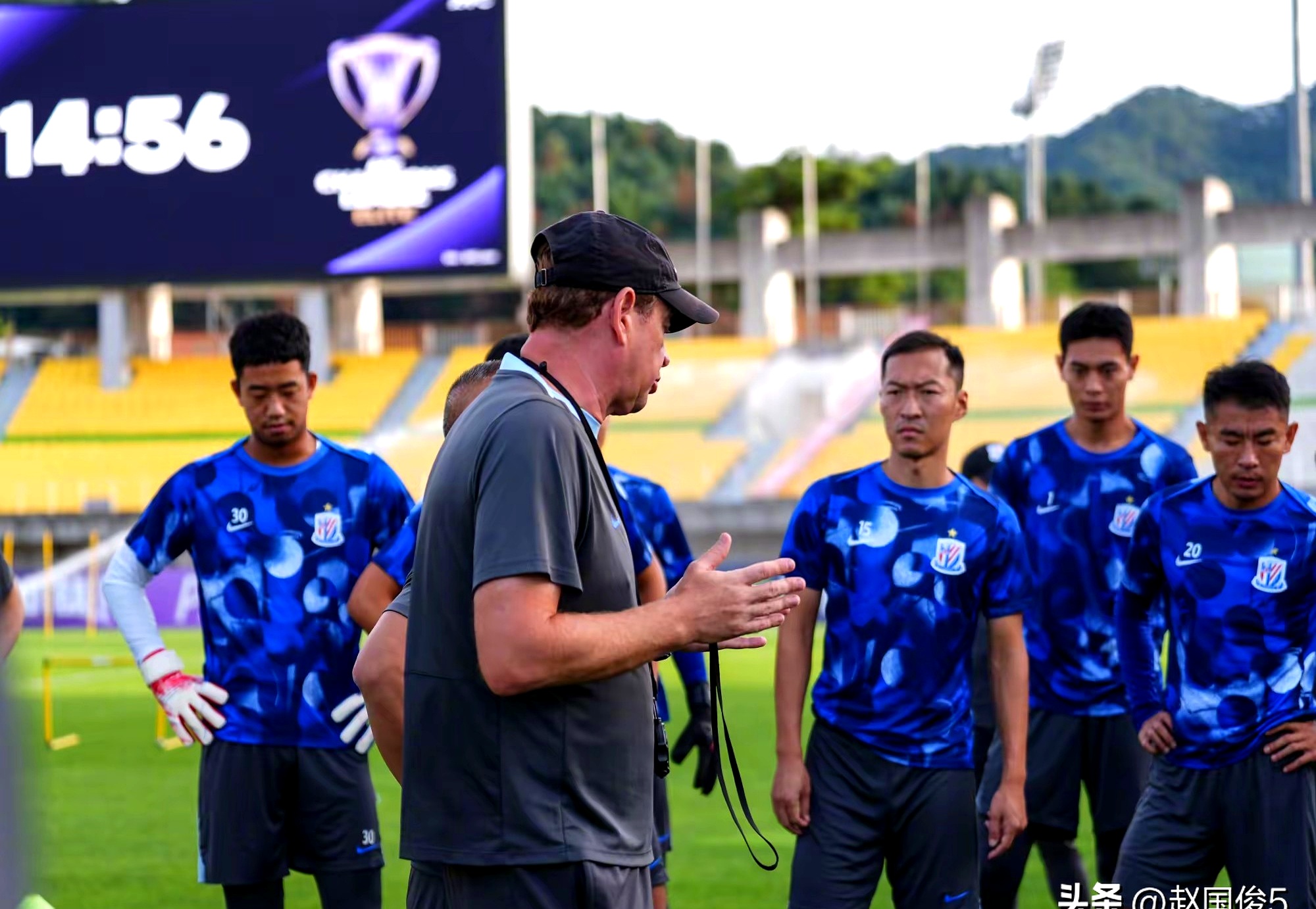 窗口期亚冠焦点战；上海申花篮板制胜；质疑声仍在；高层口径保持一致的简单介绍